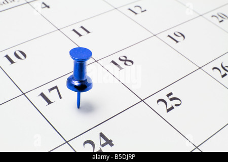 Punaise bleue sur le calendrier Banque D'Images