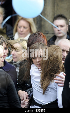 Autour de 150 personnes se sont réunies à l'église St Paul en Alverthorpe à Wakefield pour les funérailles Archie Lee Hirst parmi eux étaient les Banque D'Images