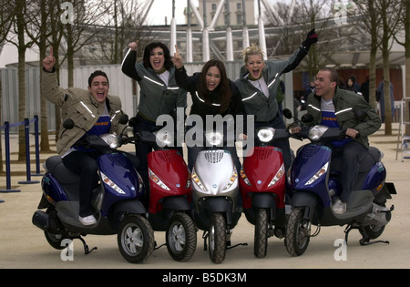 Popstars entendre dire Pop Group Mars 2001 Kym Marsh Danny Foster Myleene Klass Suzanne Shaw Noel Sullivan posant avec des scooters pour une promotion tirer sur des ouï-dire Banque D'Images