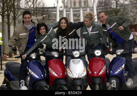 Popstars entendre dire Pop Group Mars 2001 Kym Marsh Danny Foster Myleene Klass Suzanne Shaw Noel Sullivan posant avec des scooters pour une promotion tirer sur des ouï-dire Banque D'Images