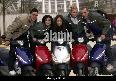 Popstars entendre dire Pop Group Mars 2001 Kym Marsh Danny Foster Myleene Klass Suzanne Shaw Noel Sullivan posant avec des scooters pour une promotion tirer sur des ouï-dire Banque D'Images