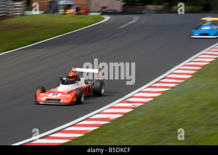 Deux vieilles voitures de course classique destruction en deer leap à Oulton Park dans le Cheshire à la Gold Cup 2008. Banque D'Images