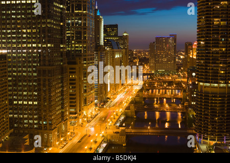 Bâtiments le long de Wacker Drive et de la rivière Chicago au crépuscule, Chicago, Illinois, USA, Amérique du Nord Banque D'Images