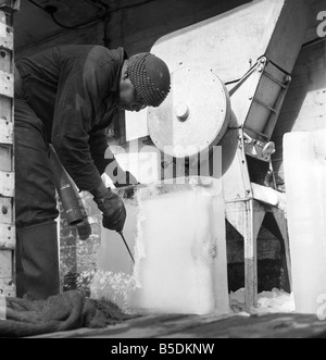 Fabrique de glace : scène à Londres une usine qui fabrique de la glace. Notre photo montre : blocs de glace d'être écrasé. 1966 oct. Banque D'Images