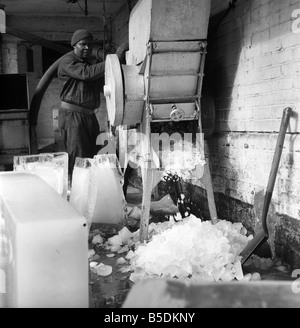 Fabrique de glace : scène à Londres une usine qui fabrique de la glace. Notre photo montre : blocs de glace d'être écrasé. 1966 oct. Banque D'Images