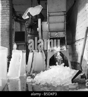 Fabrique de glace : scène à Londres une usine qui fabrique de la glace. Notre photo montre : blocs de glace d'être écrasé. 1966 oct. Banque D'Images