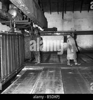 Fabrique de glace : scène à Londres une usine qui fabrique de la glace. Notre photo montre : blocs de glace en attente d'être s Banque D'Images