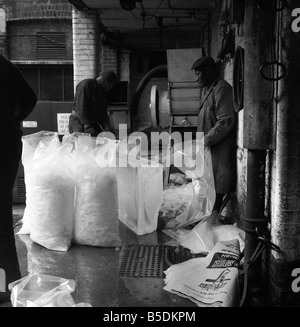 Fabrique de glace : scène à Londres une usine qui fabrique de la glace. Notre photo montre : blocs de glace d'être écrasé. 1966 oct. Banque D'Images