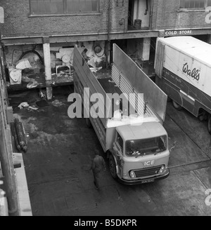 Fabrique de glace : scène à Londres une usine qui fabrique de la glace.  : Octobre 1966 Banque D'Images