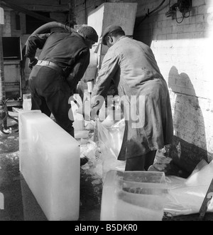 Fabrique de glace : scène à Londres une usine qui fabrique de la glace. Notre photo montre : blocs de glace d'être écrasé. 1966 oct. Banque D'Images