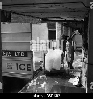 Fabrique de glace : scène à Londres une usine qui fabrique de la glace. Notre photo montre : les sacs de glace broyée d'être chargés sur Banque D'Images