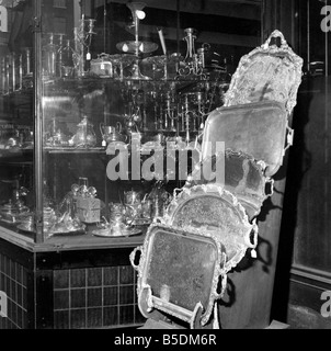 Ci-dessous Chancery Lane cachés derrière de grands-portes, la London Silver Vaults chambre un nombre apparemment sans fin de l'argenterie spécialiste de concessionnaires. Il y a une gamme massive de biens, de candélabres et couverts de bijoux.. Décembre 1956 Banque D'Images
