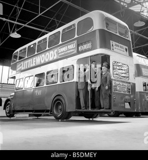 En équilibre sur le bus de la Tasses Josiah Wedgwood et fils fine China entreprise de démontrer la solidité de l'os de la Chine. Août 1958 A719-007 Banque D'Images