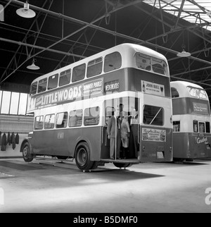 En équilibre sur le bus de la Tasses Josiah Wedgwood et fils fine China entreprise de démontrer la solidité de l'os de la Chine. Août 1958 A719-007 Banque D'Images