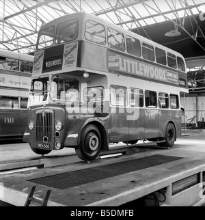 En équilibre sur le bus de la Tasses Josiah Wedgwood et fils fine China entreprise de démontrer la solidité de l'os de la Chine. Août 1958 A719-007 Banque D'Images