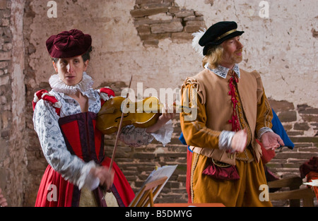 Reenactors recréer la musique et de la danse du début à la période jacobéen Tretower cour près de Crickhowell Powys Pays de Galles du Sud Banque D'Images