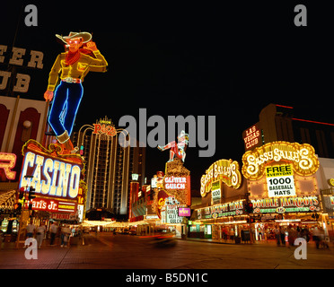 Enseignes au néon dans la nuit dans une rue de Las Vegas Nevada États-Unis d'Amérique Amérique du Nord Banque D'Images