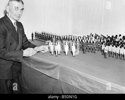 Jouets : Homme montre son affichage des figurines jouets et des soldats. Janvier 1954 A100-001 Banque D'Images