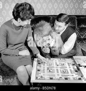 Terry Hall avec Lenny le lion vu ici à la maison. 1960 UN1226-001 Banque D'Images