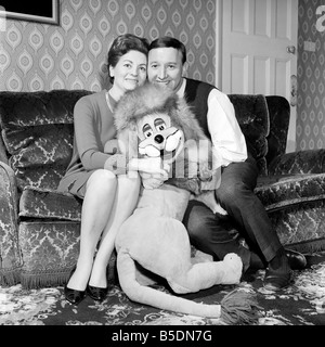 Terry Hall avec Lenny le lion vu ici à la maison. 1960 UN1226-004 Banque D'Images