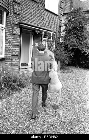 Terry Hall avec Lenny le lion vu ici à la maison. 1960 UN1226-010 Banque D'Images