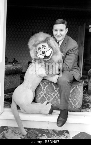 Terry Hall avec Lenny le lion vu ici à la maison. 1960 UN1226-011 Banque D'Images