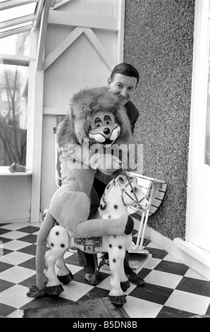 Terry Hall avec Lenny le lion vu ici à la maison. 1960 UN1226-013 Banque D'Images