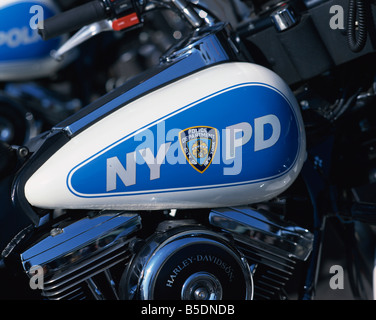 Close-up de moto Harley Davidson avec insigne de la ville de New York Police Department, NYPD, sur le côté, à New York, USA Banque D'Images