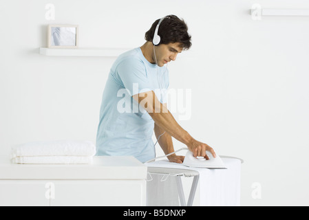 Homme planche , listening to headphones Banque D'Images