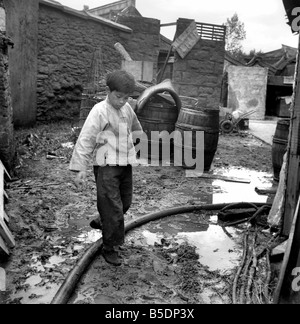 La distribution et l'équipe du film 'The Inn at Temple Street' qu'on voit ici sur l'emplacement dans le Nord du Pays de Galles. Juin 1958 A695B-002 Banque D'Images