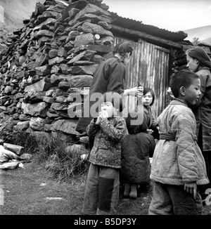 La distribution et l'équipe du film 'The Inn at Temple Street' qu'on voit ici sur l'emplacement dans le Nord du Pays de Galles. Juin 1958 A695B-003 Banque D'Images