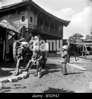 La distribution et l'équipe du film 'The Inn at Temple Street' qu'on voit ici sur l'emplacement dans le Nord du Pays de Galles. Juin 1958 A695B-005 Banque D'Images