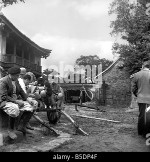 La distribution et l'équipe du film 'The Inn at Temple Street' qu'on voit ici sur l'emplacement dans le Nord du Pays de Galles. Juin 1958 A695B-007 Banque D'Images