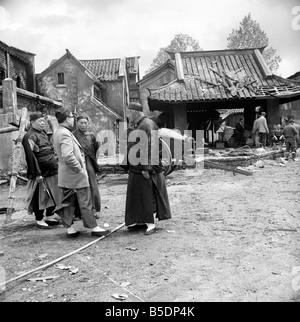 La distribution et l'équipe du film 'The Inn at Temple Street' qu'on voit ici sur l'emplacement dans le Nord du Pays de Galles. Juin 1958 A695B-009 Banque D'Images