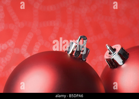 Deux décorations d'arbre de Noël rouge, close-up Banque D'Images