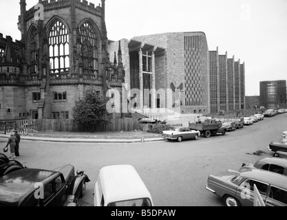 Les artisans de mettre la touche finale à la nouvelle cathédrale de Coventry qui est à côté de l'ancienne cathédrale, qui a été détruit pendant la guerre. 1962 A886-002 Banque D'Images