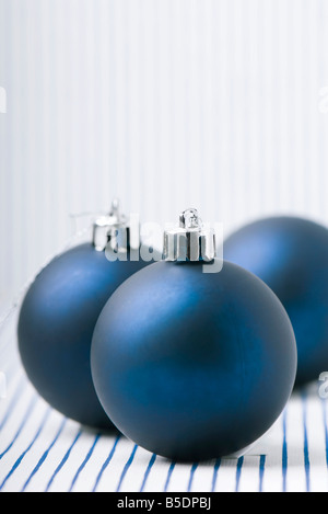 Trois Blue Christmas Tree ornaments Banque D'Images