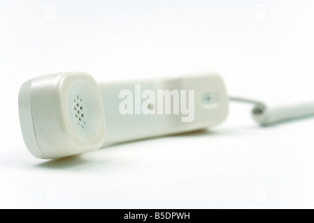 Téléphone fixe le receveur outre du crochet, reposant sur le côté Banque D'Images