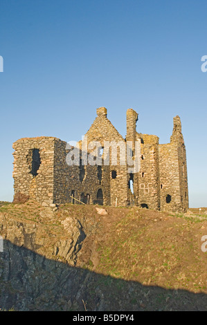 Le 16ème siècle le château de Falaise Dunskey, donnant sur la mer d'Irlande, près de Portpatrick, Dumfries et Galloway, en Écosse, de l'Europe Banque D'Images