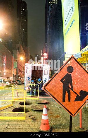 Ouvriers de la ville prenant pause du travail sur W 42nd Street près de Times Square, New York City Banque D'Images