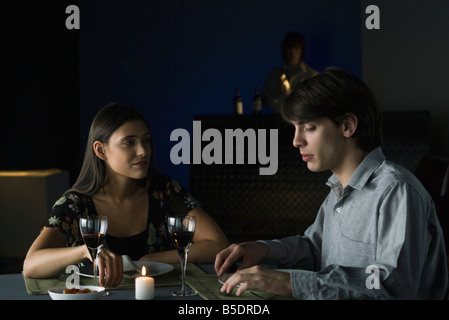 Couple having conversation sérieuse plus de dîner avec vin au restaurant Banque D'Images