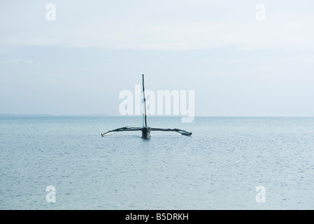 Zanzibar, Tanzanie, trimaran sur ocean Banque D'Images