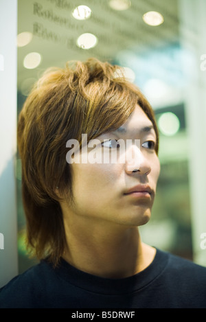 Young man looking away, portrait Banque D'Images