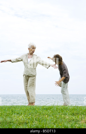 Grand-mère petit-fils aidant à apprendre à l'équilibre sur une jambe Banque D'Images