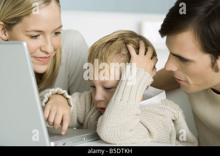 Aider les parents petit garçon utiliser un ordinateur portable, close-up Banque D'Images