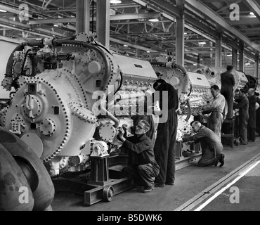 Activités English Electric sur Merseyside : Assemblée de Napier 'Deltic' 2 500 léger B.H.P moteur diesel pour applications marines et d'autres qui le duc d'Édimbourg verront lorsqu'il visite les Œuvres Netherton, Bootle. Novembre 1954 P008347 Banque D'Images