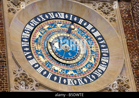 La célèbre horloge astronomique médiévale tardive sur Anne Boleyn's Gatehouse à Hampton Court Palace Banque D'Images