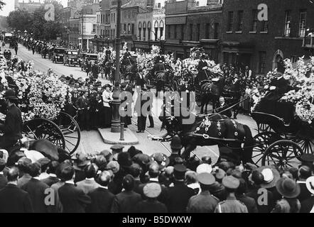 La Première Guerre mondiale une procession de corbillards hippomobiles transportant les enfants tués au cours d'un raid aérien sur Londres rues passe plein de personnes sur le chemin de la masse funeral 1917 Banque D'Images