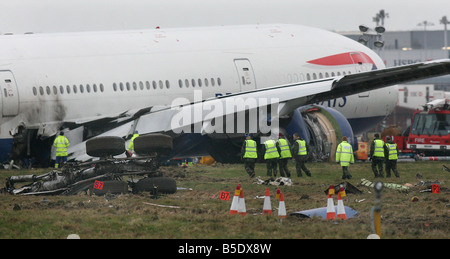 L'enquête commence dans l'avion de British Airways qui s'est écrasé à l'aéroport Heathrow de Londres transportant plus de 150 personnes le 17 janvier 2007 les 136 passagers et 16 membres d'équipage ont survécu après le Boeing 777 est venu à court de la piste sud près d'une rue animée, accidents d'Heathrow British Airways Banque D'Images