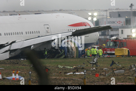 L'enquête commence dans l'avion de British Airways qui s'est écrasé à l'aéroport Heathrow de Londres transportant plus de 150 personnes le 17 janvier 2007 les 136 passagers et 16 membres d'équipage ont survécu après le Boeing 777 est venu à court de la piste sud près d'une rue animée, accidents d'Heathrow British Airways Banque D'Images